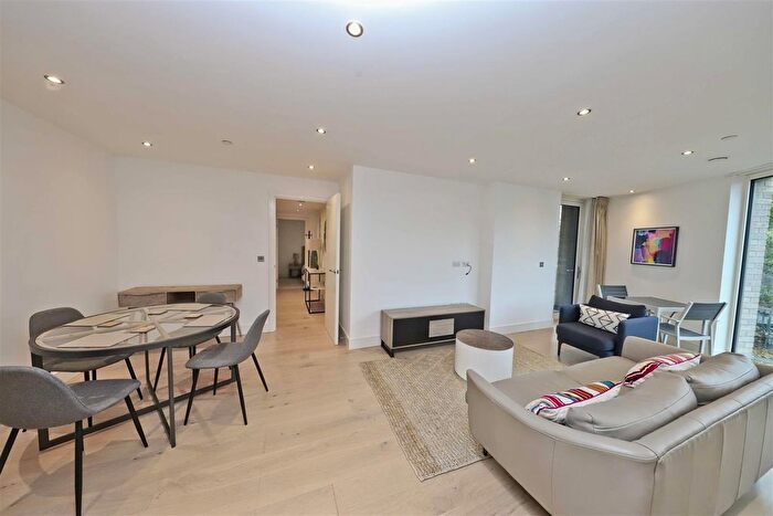 2 Bedroom Flat To Rent In Yardley Court, West Drayton, UB7