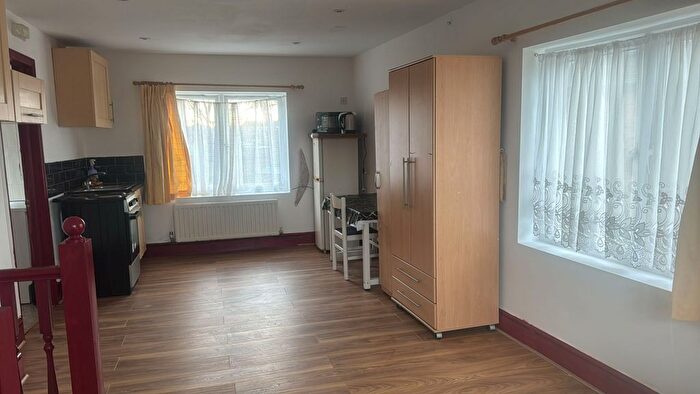 1 Bedroom Studio To Rent In Weir Hall Road, N18