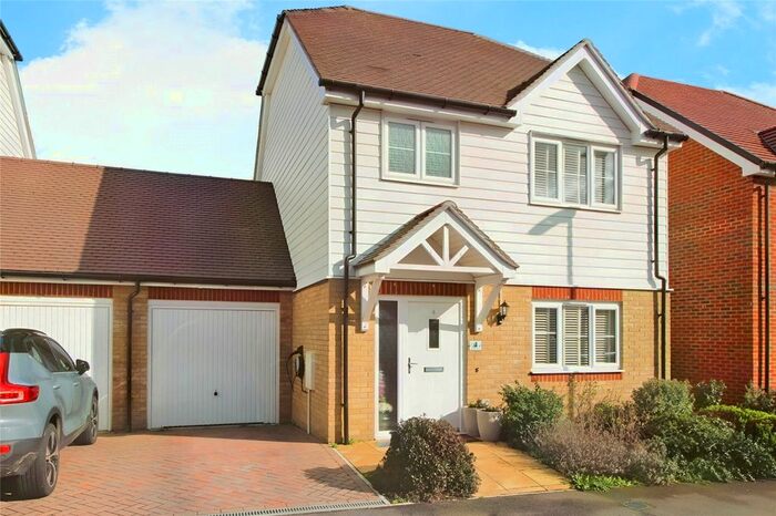 3 Bedroom Link Detached House To Rent In Debnam Grove, Sittingbourne, Kent, ME10