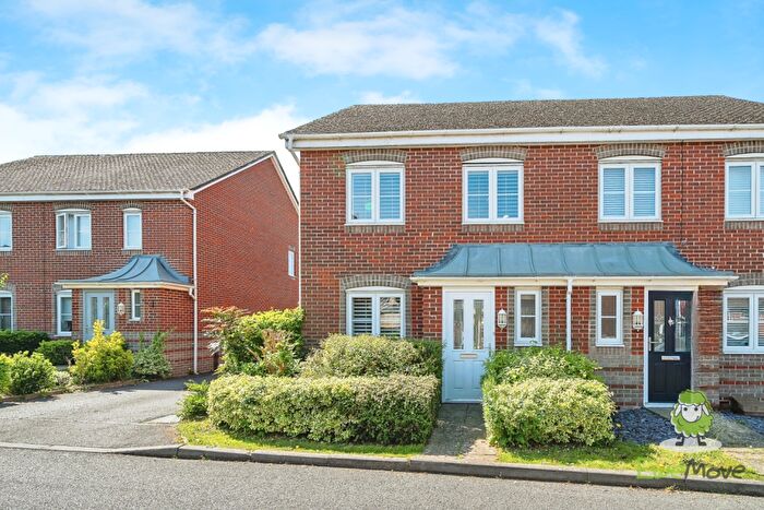 2 Bedroom End Of Terrace House For Sale In Dorset Crescent, Basingstoke, Hampshire, RG22