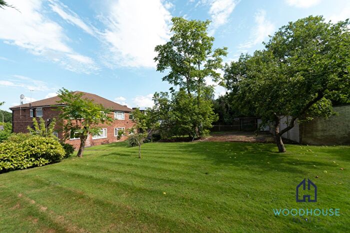 2 Bedroom Flat To Rent In Ashurst Road, London, N12