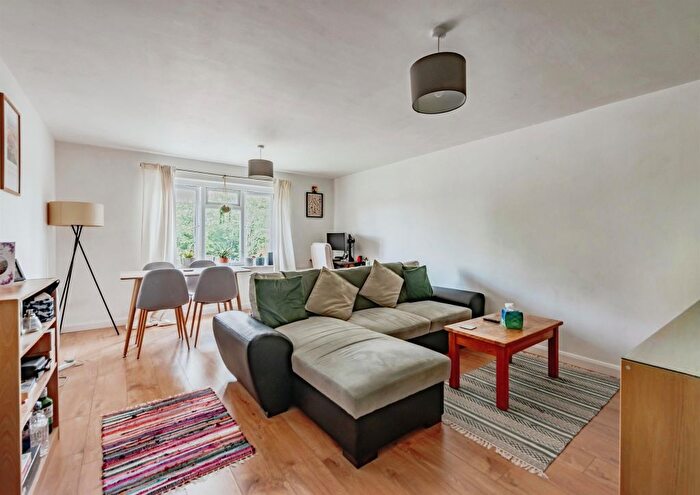 1 Bedroom Flat For Sale In Horley Road, Redhill, RH1