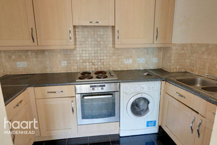 2 Bedroom Apartment For Sale In Kelvin Gate, Bracknell, RG12