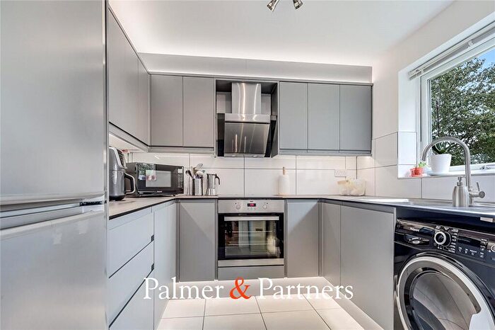 2 Bedroom Apartment For Sale In Rembrandt Grove, Chelmsford, Essex, CM1