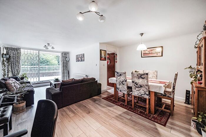 2 Bedroom Flat To Rent In Putney Hill, London, SW15