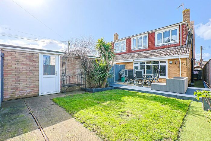 3 Bedroom Semi-Detached House For Sale In Ferry Road, Hullbridge, Hockley, SS5