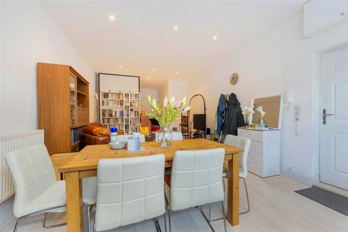 Studio To Rent In Finchley Road, London, NW11