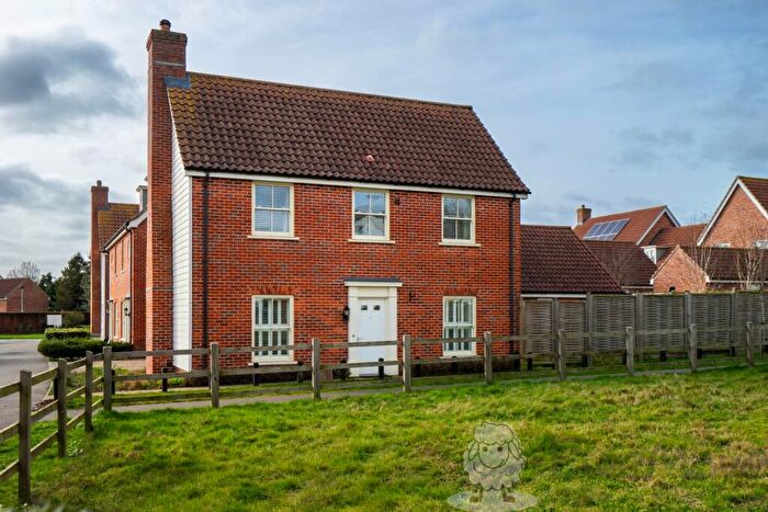4 Bedroom Link Detached House For Sale In Heron Rise, Wymondham, Norfolk, NR18