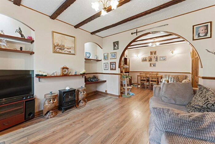 3 Bedroom Semi Detached House For Sale In Waverley Road, Kettering, NN15