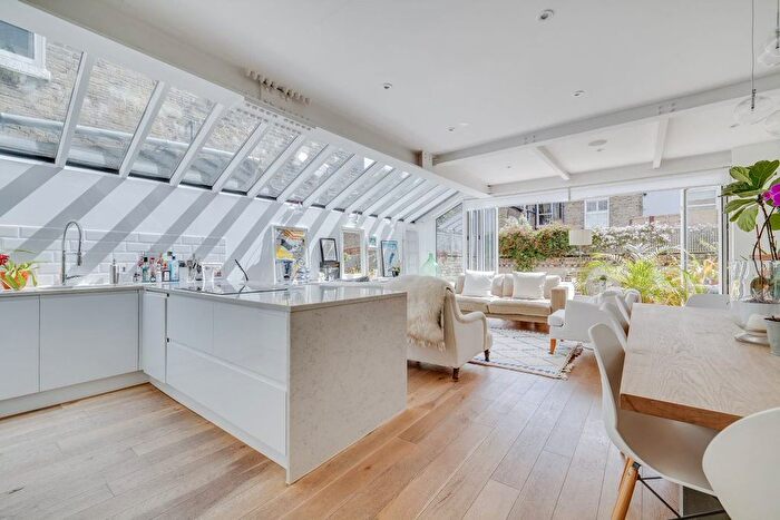 2 Bedroom Maisonette For Sale In Wardo Avenue, London, SW6
