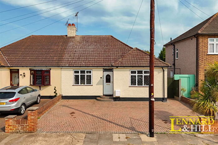 3 Bedroom Semi-Detached Bungalow For Sale In Gordon Road, Woodside, Grays, RM16