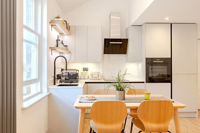 1 Bedroom Flat For Sale In Broadway, Leigh-On-Sea, SS9