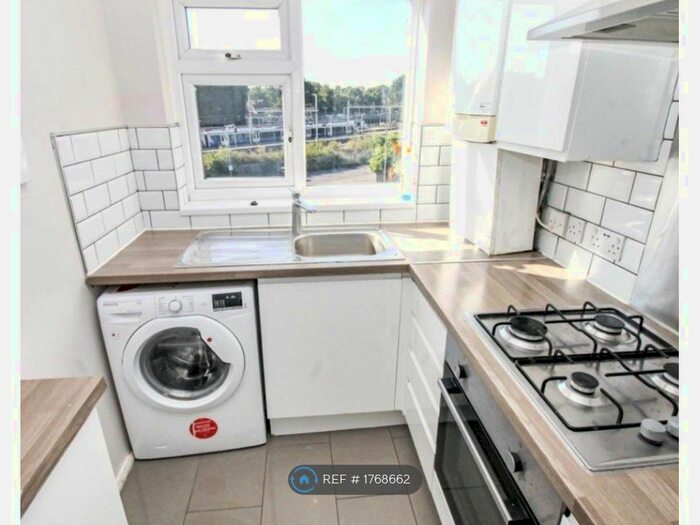 2 Bedroom Flat To Rent In Hutton Road, Shenfield, Brentwood, CM15