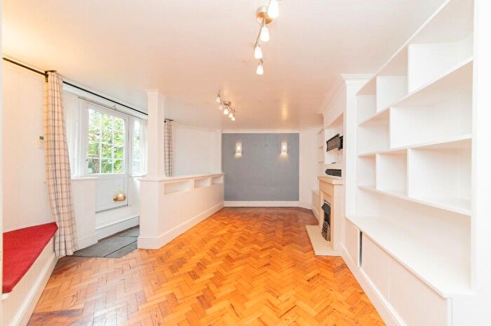 2 Bedroom Flat For Sale In Great North Road, London, N2