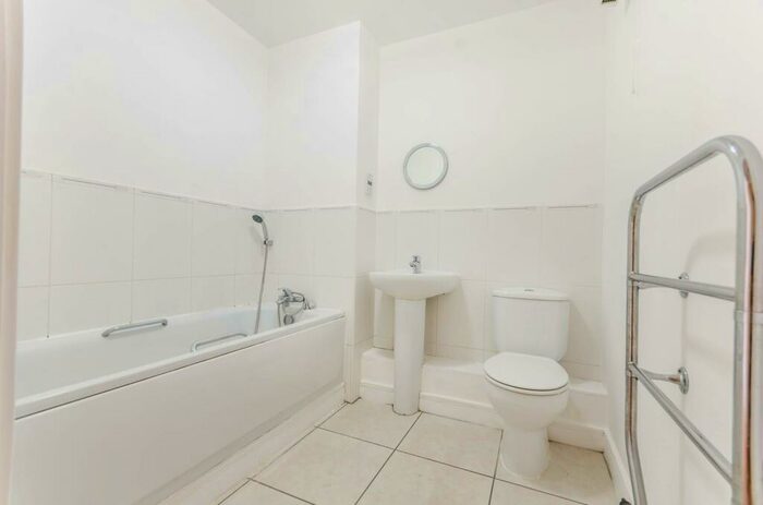 2 Bedroom Flat For Sale In Cleeve Way, Sutton, SM1