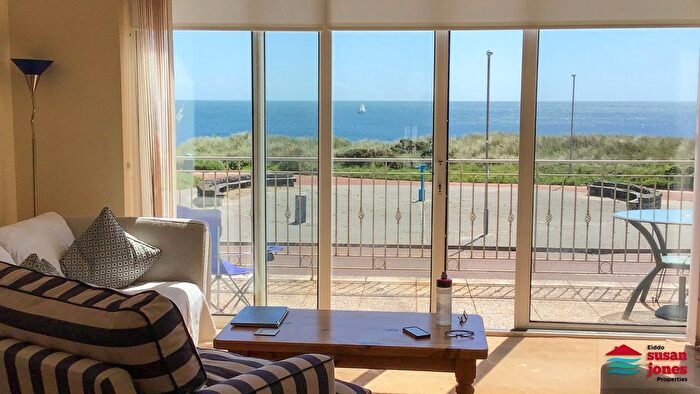 4 Bedroom Terraced House For Sale In South Beach, Pwllheli, LL53