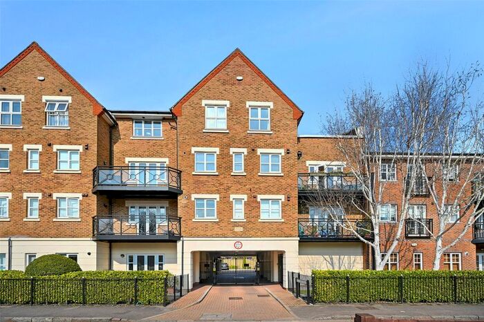 2 Bedroom Flat To Rent In Wharf Lane, Rickmansworth, WD3