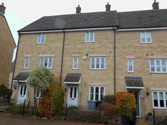 3 Bedroom Town House To Rent In Bluebell Way, Carterton, Oxon, OX18
