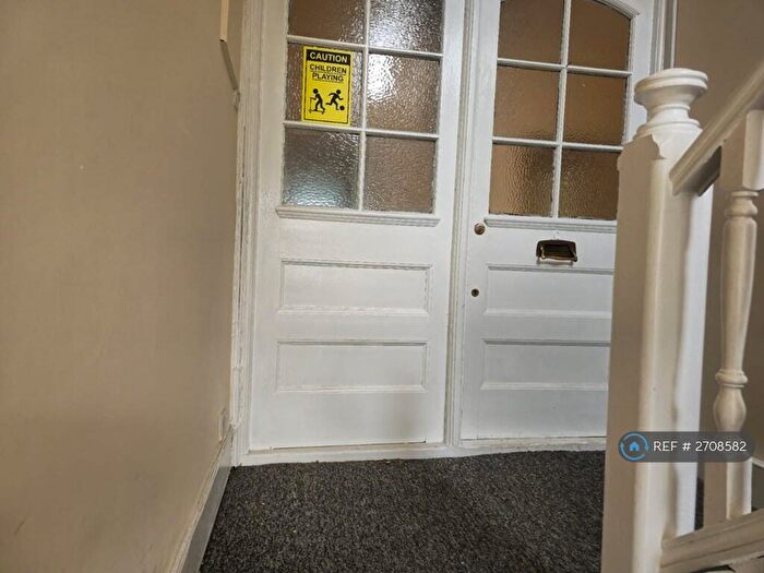 3 Bedroom Flat To Rent In Lordship Lane, Dulwich, SE22