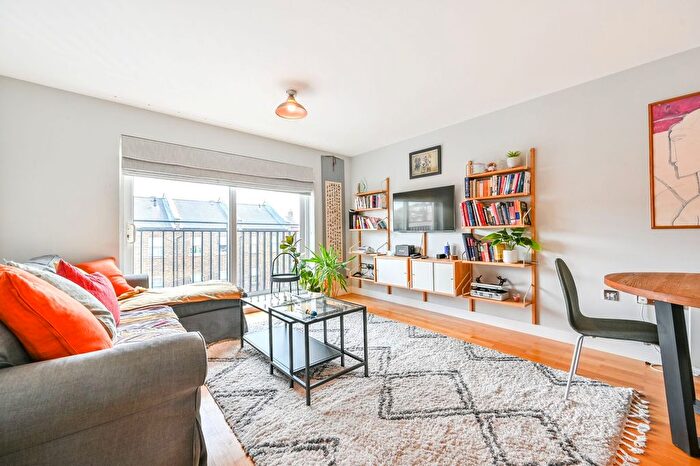 2 Bedroom Flat To Rent In Defoe Road, Stoke Newington, London, N16