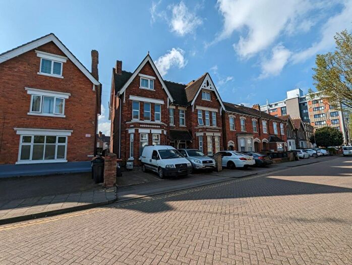 2 Bedroom Flat To Rent In Woburn Road, Bedford, MK40