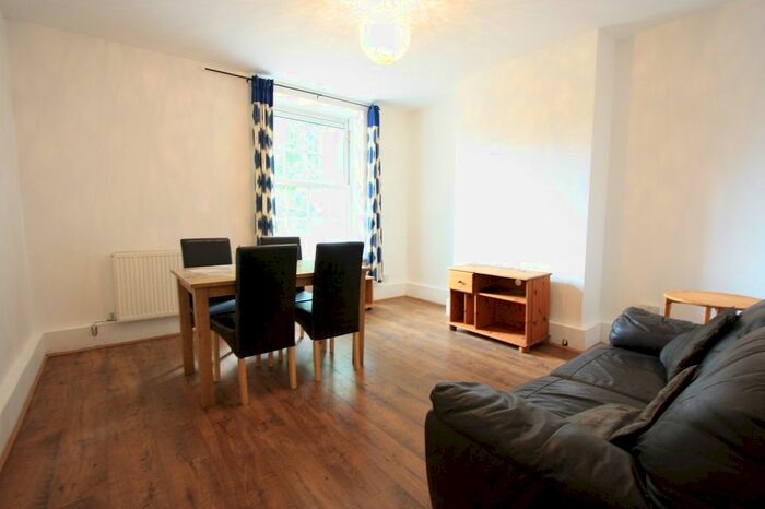 3 Bedroom Flat To Rent In Newton House, Clapham, SW8