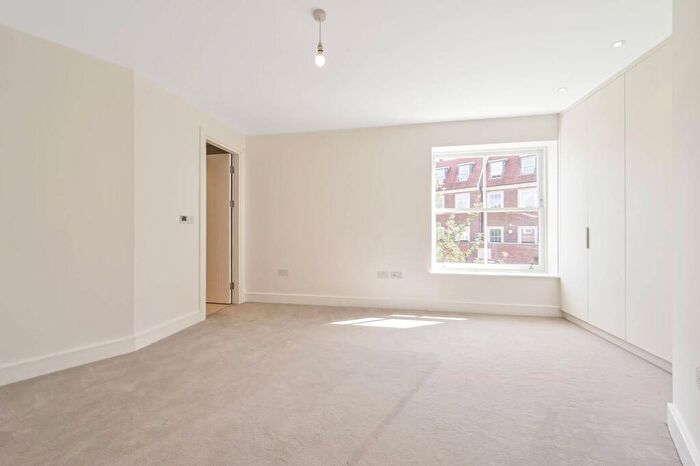 2 Bedroom Flat For Sale In Whetstone Square, Finchley, London, N20