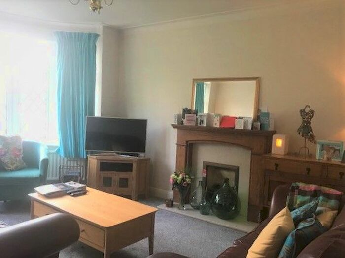 3 Bedroom Detached House To Rent In Edenfield Gardens, Worcester Park, KT4