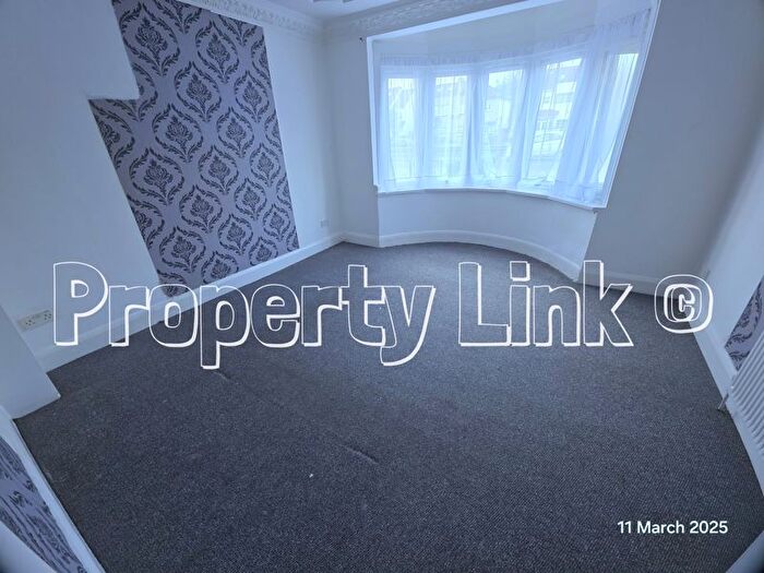 2 Bedroom Flat To Rent In Eastern Avenue, Ilford, IG2