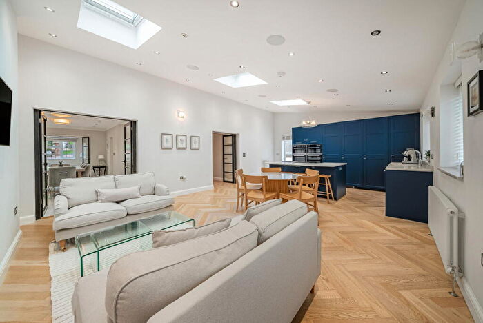 5 Bedroom Detached House To Rent In Deansfield, Caterham, CR3