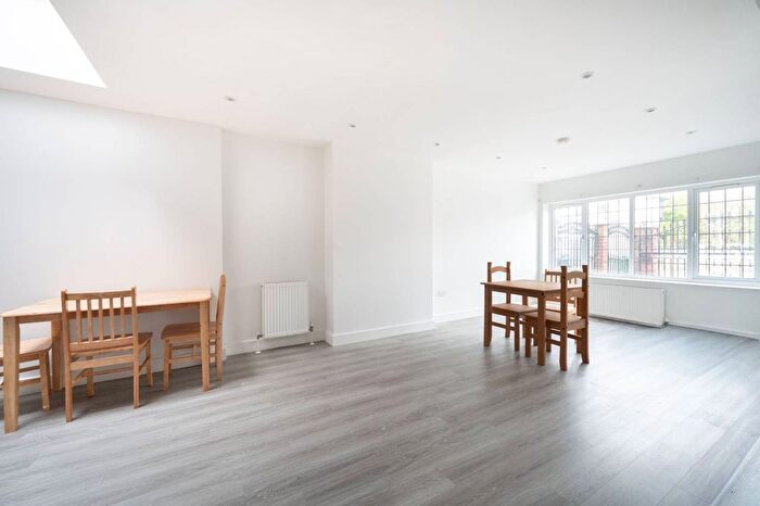 2 Bedroom Flat To Rent In Park Avenue North, Willesden Green, London, NW10