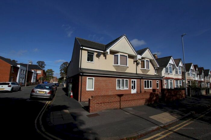 2 Bedroom Flat To Rent In Groundwell Road, Swindon, SN1