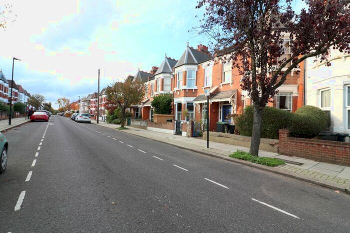 Studio To Rent In Woodside Road, London, N22