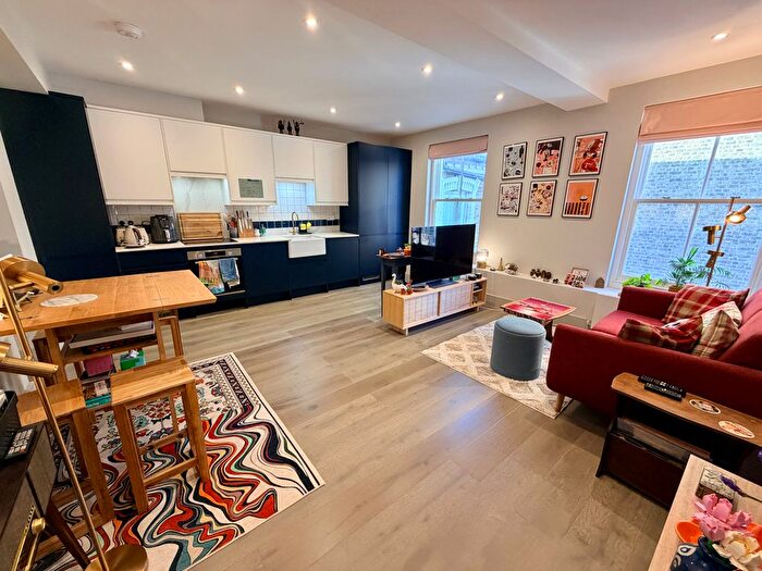 2 Bedroom Flat To Rent In Oaklands Grove, London, W12