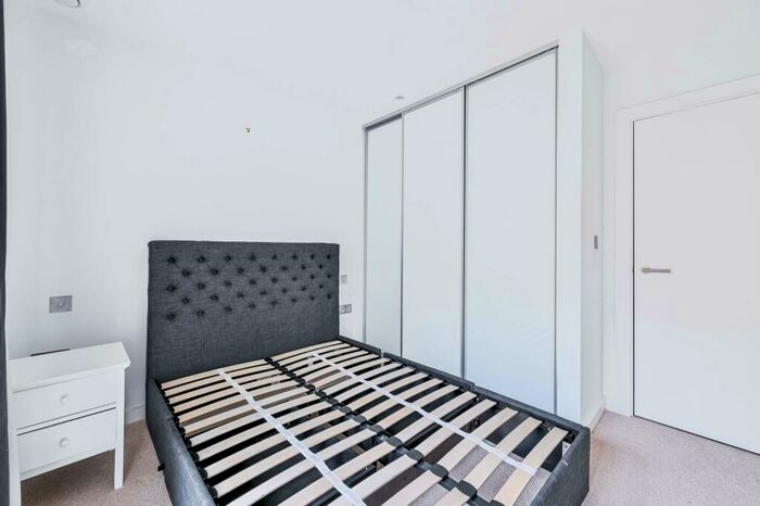 3 Bedroom Flat To Rent In Wharf Street, Deptford, London, SE8