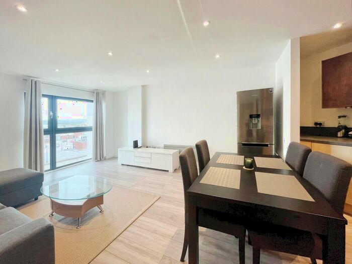 2 Bedroom Flat To Rent In Churchill Way, Cardiff, CF10