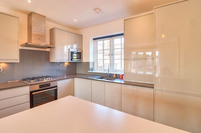 1 Bedroom Flat For Sale In Station Approach, Great Missenden, Buckinghamshire, HP16