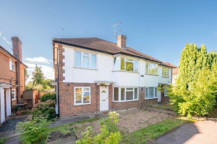 2 Bedroom Flat To Rent In Park Court, North Finchley, London, N12