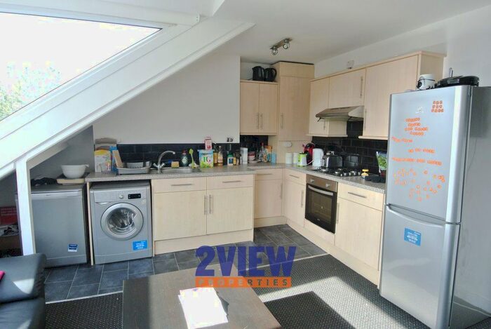 4 Bedroom Flat To Rent In Chestnut Avenue, Leeds, West Yorkshire, LS6