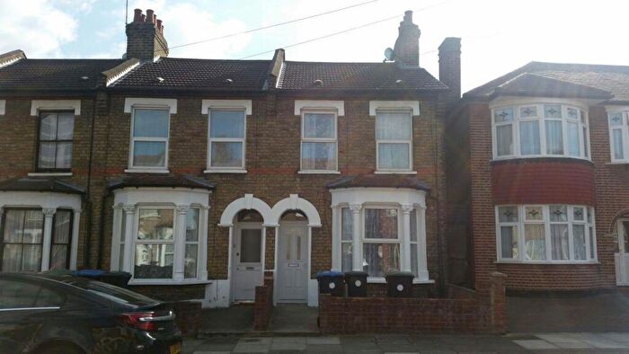 3 Bedroom End Of Terrace House For Sale In Henley Road, Edmonton, N18