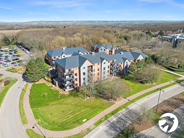 2 Bedroom Flat To Rent In Batesford Close, Kings Hill, West Malling, Kent, ME19