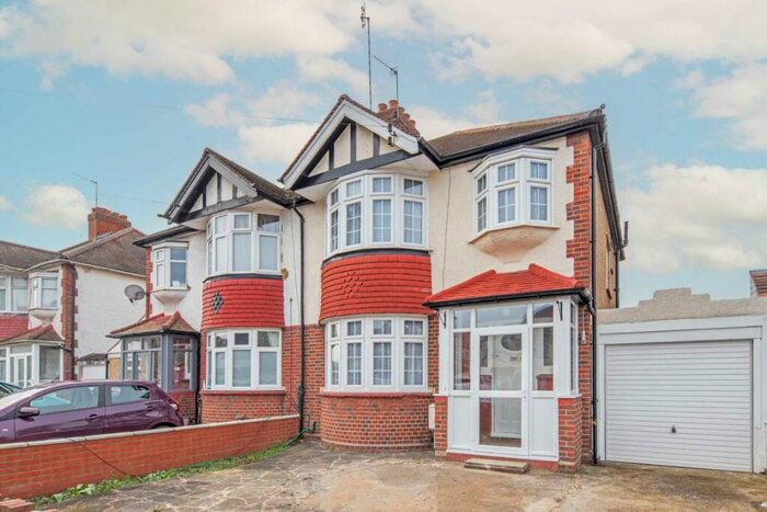 3 Bedroom House To Rent In Hamilton Avenue, Kingston, KT6