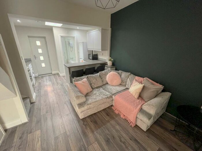 1 Bedroom House To Rent In Grantham Street (Spare Room), L6