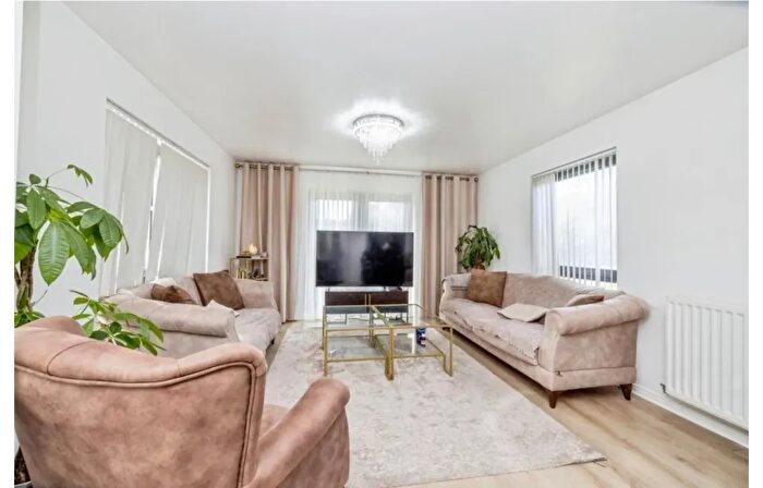 2 Bedroom Flat To Rent In Raven Close, Watford, WD18