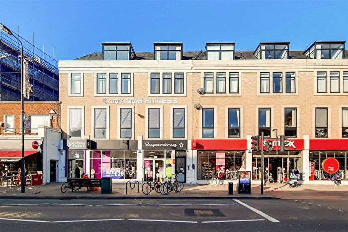 2 Bedroom Flat To Rent In Balham High Road, London, SW12