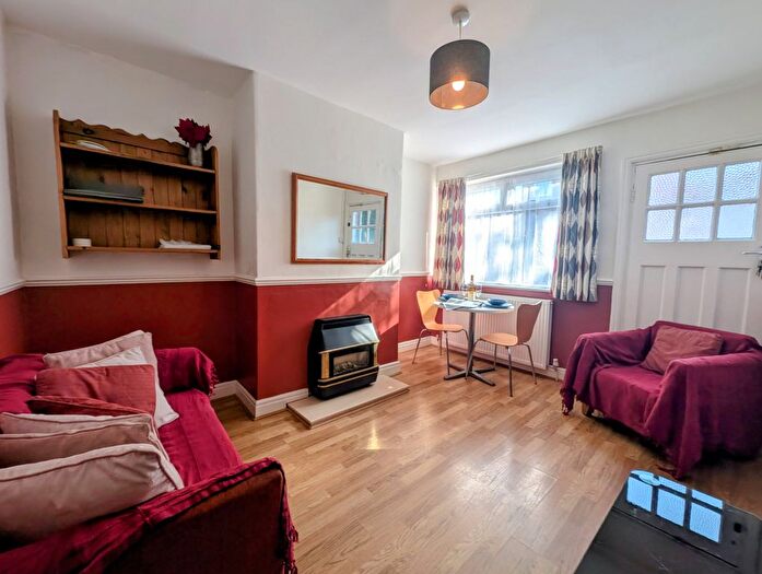 3 Bedroom Town House To Rent In Kelso Gardens, Leeds, West Yorkshire, LS2