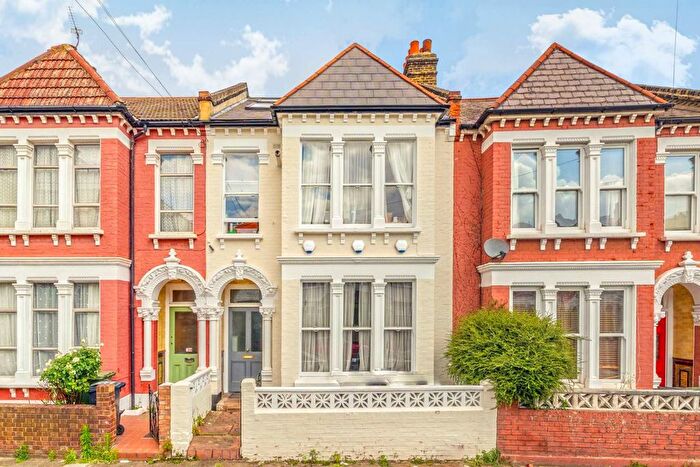 2 Bedroom Flat To Rent In Voltaire Road, London, SW4