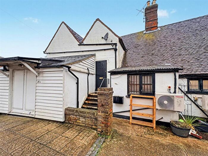 2 Bedroom Flat To Rent In High Street, Great Wakering, Essex, SS3