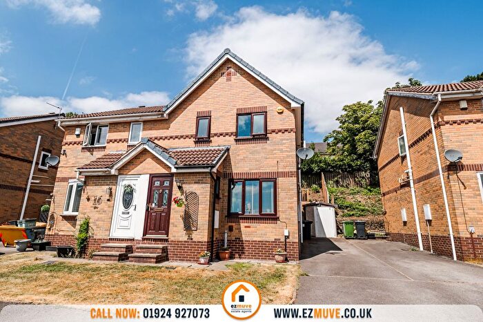 3 Bedroom Semi-Detached House For Sale In Stonedene Court, Heckmondwike, WF16