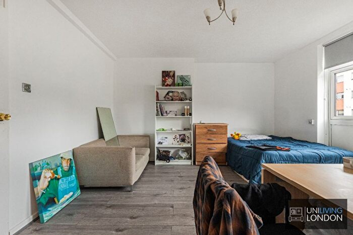 4 Bedroom Maisonette To Rent In Glaucus Street, Bow, E3